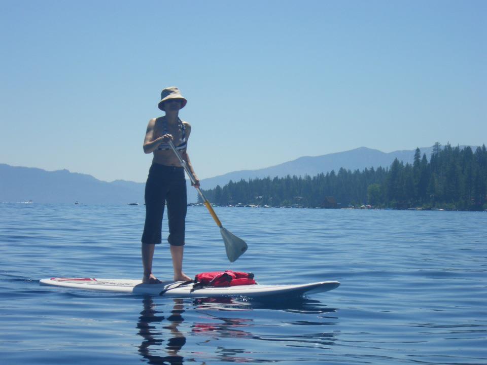 Senka paddle boarding